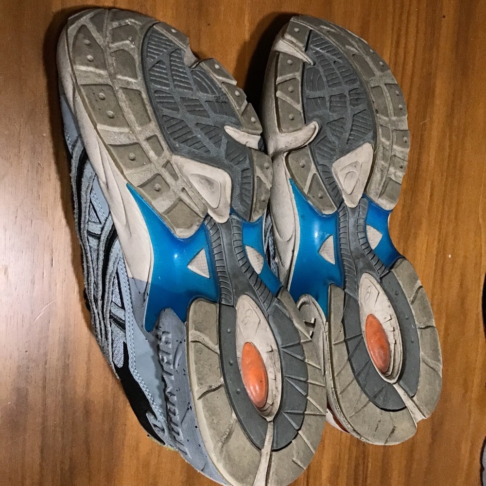 ASICS - Picture 3 of 4